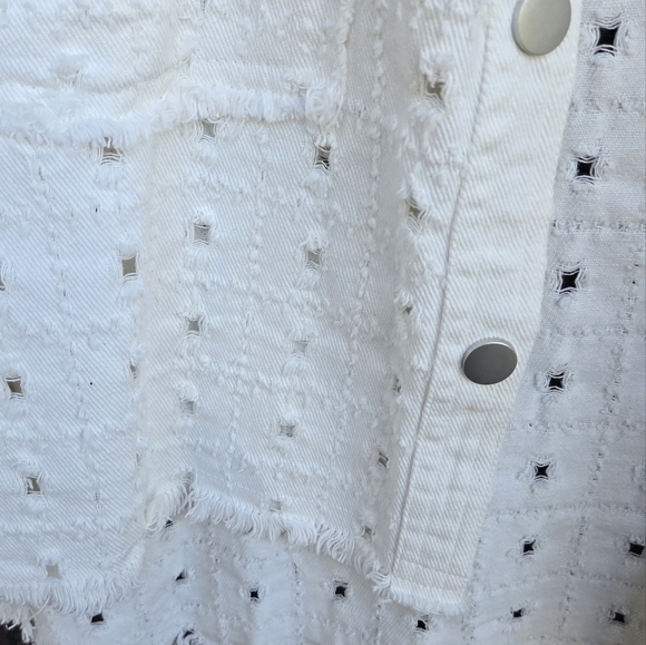 Nwt Chic af white eyelit shacket women's size medium - Picture 3 of 8